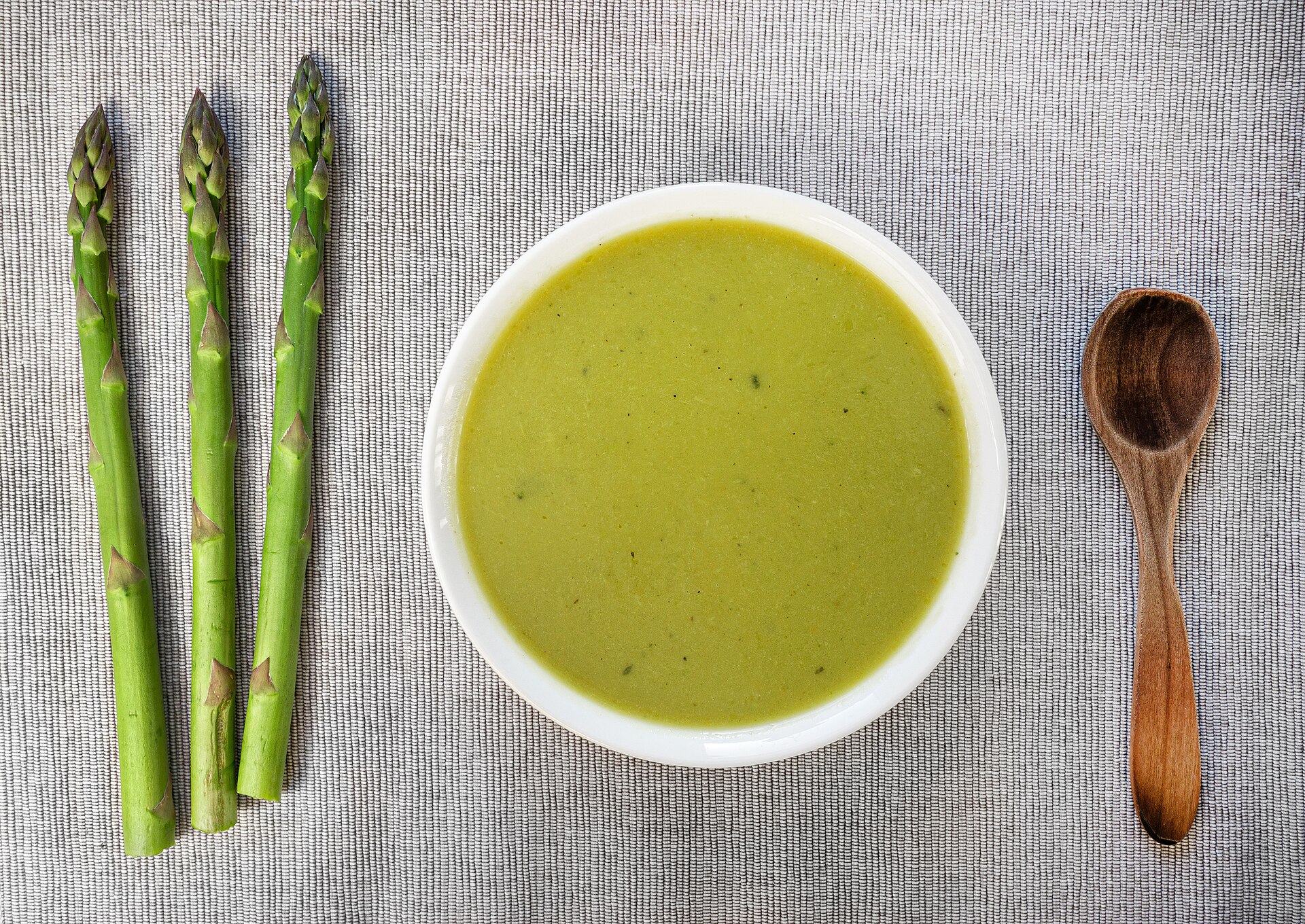 ASPARGESSUPPE med grønt skum