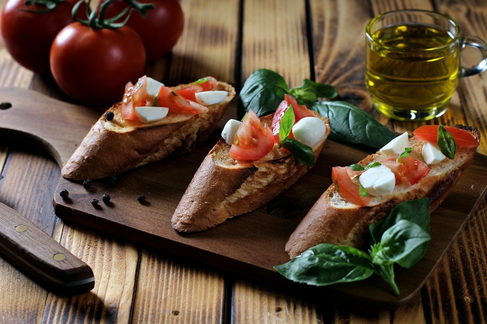 BRUSCHETTA med artiskoktapenade og parmaskinke