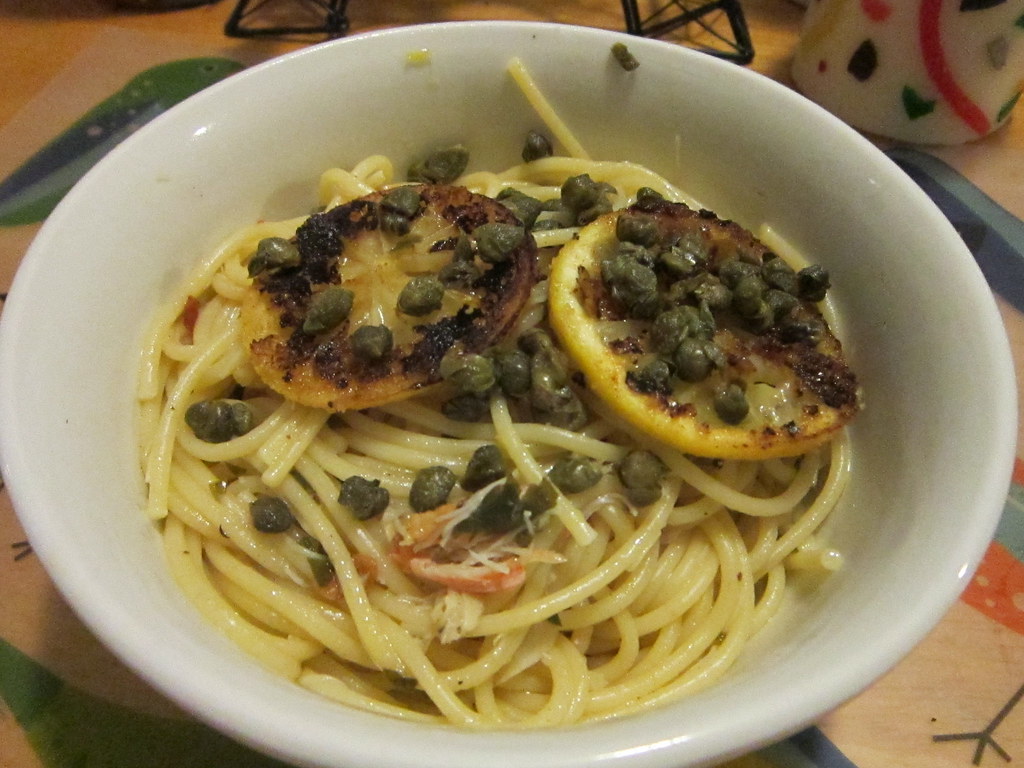 SPAGHETTI med krabbe, citron og hvidløgscrumble