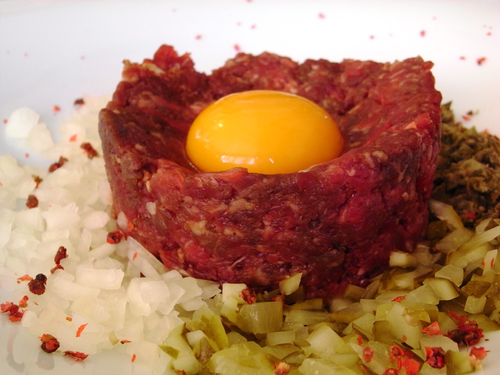 TATAR med smørfriteret brød, røget vagtelæg og peberrodsmayo